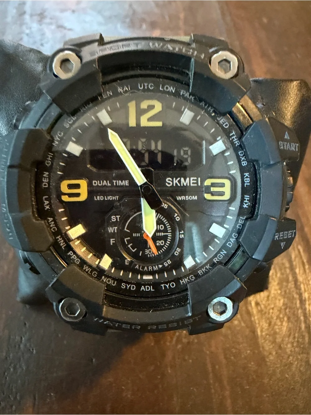 SKMEI Dual-Display Tactil Military Sport Watch in Black & Olive Green